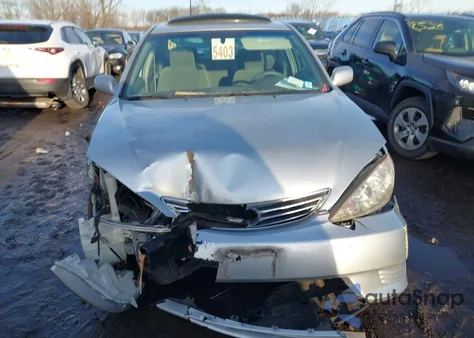 2005 Toyota Camry Le z USA, uszkodzony, nr VIN 4T1BE30K25U956931